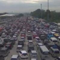 macet-3-km-di-gerbang-tol-cikampek-utama