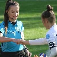 wasit-aduhai-asal-polandia-quotkarolina-bojarquot-dijuluki-wasit-terseksi-di-dunia