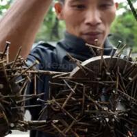 waspada-tukang-tambal-ban-culas-tebar-paku-di-jalan-raya-awas-jadi-korban
