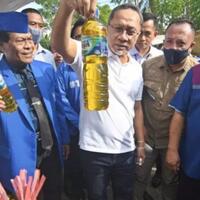 zulhas-bagikan-minyak-goreng-sambil-kampanye-pilih-putrinya-ini-klarifikasi-pan
