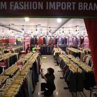 warga-ri-ngerem-belanja-baju--jajan-di-resto-ada-apa-nih