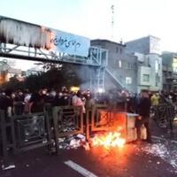 demo-soal-kematian-mahsa-amini-menyebar-di-50-kota-iran-kantor-polisi-dibakar