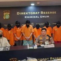 penampakan-8-tersangka-penganiayaan-sadis-art-di-apartemen-jaksel