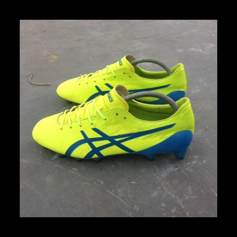 sepatu bola asics ds light