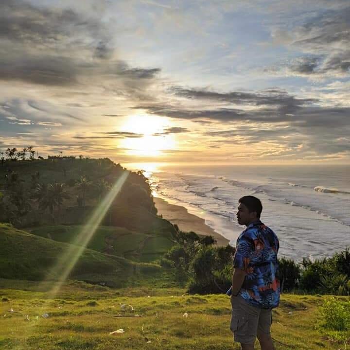 Pantai Dengan Hamparan Bukit dan Air Terjun Nan Eksotis, Hanya Ada Di Cianjur Nih!