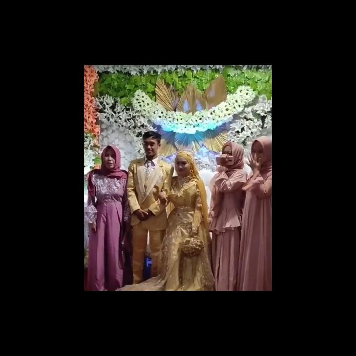 Tak Kuat Lihat Mantan Nikah, Wanita Hijab Ambruk Usai Foto Bersama!
