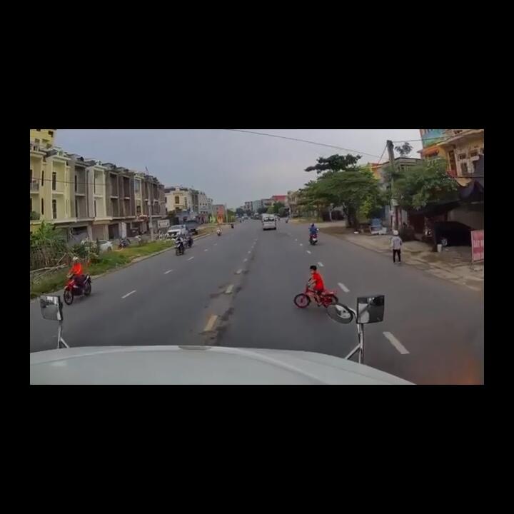 Main Sepeda Sampai ke Tengah Jalan, Seorang Bocah Nyaris Diseruduk Truk Tronton!