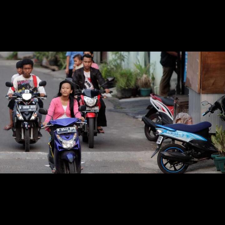 Jangan Asal Nyelonong, Motor Keluar Gang Ternyata Ada Aturannya!