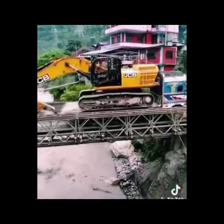 Truk Angkut Alat Berat Nekat Lewati Jembatan Gantung Tidak Layak Pakai