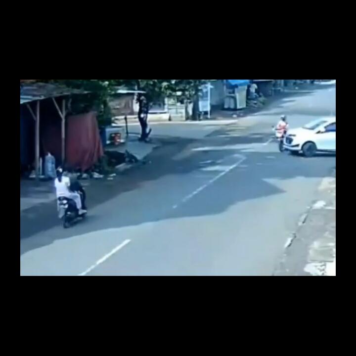 Ngeri, Kecelakaan Mobil Tabrak Motor, Motornya Jatuh Tabrak Motor!