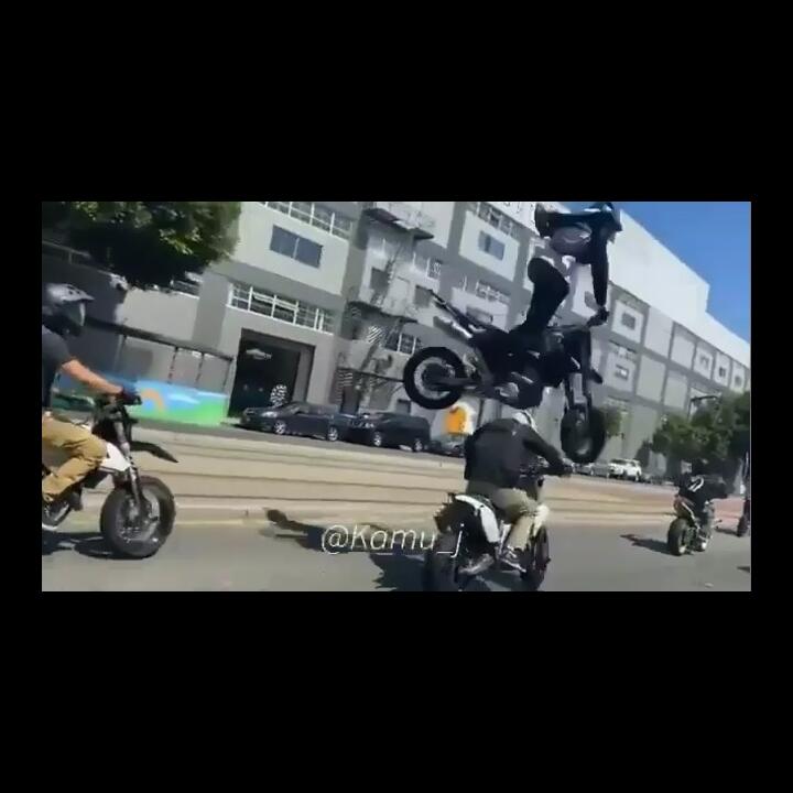 Standing Motor di Jalanan, Pemotor Ini Terpental dan Melayang ke Udara!