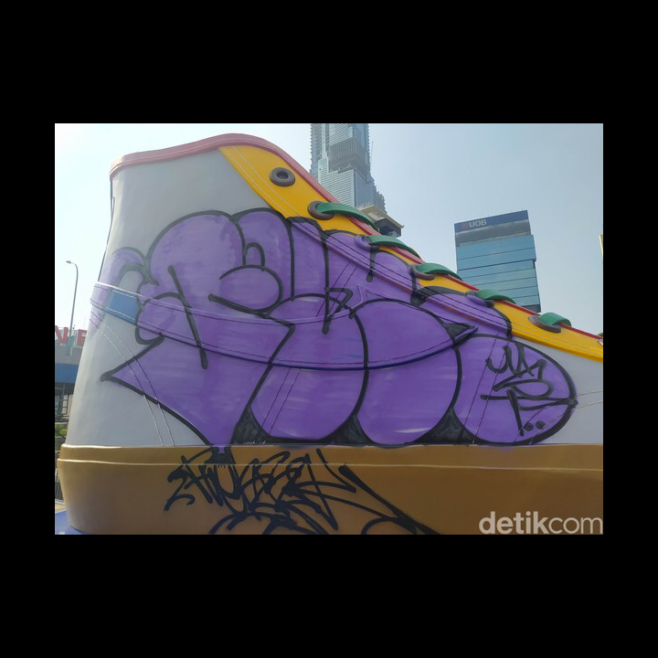 Baru Dipamerkan, Tugu Sepatu di Sudirman Sudah Jadi Sasaran Vandalisme