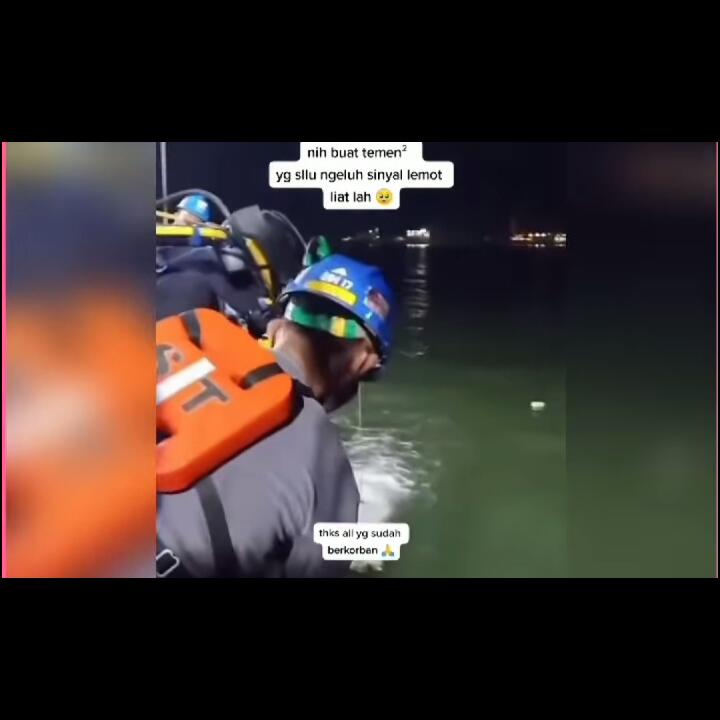 Sinyal Lemot, Ngeluh? Lihat Perjuangan Petugas Perbaikan Kabel Sinyal Bawah Laut Ini!