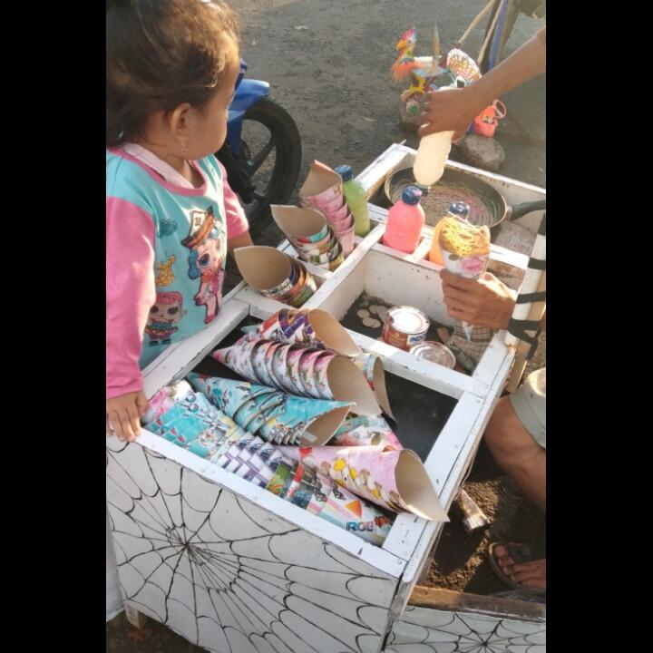 Anak Kecil Ini Setia Menunggu Jaring Laba-laba