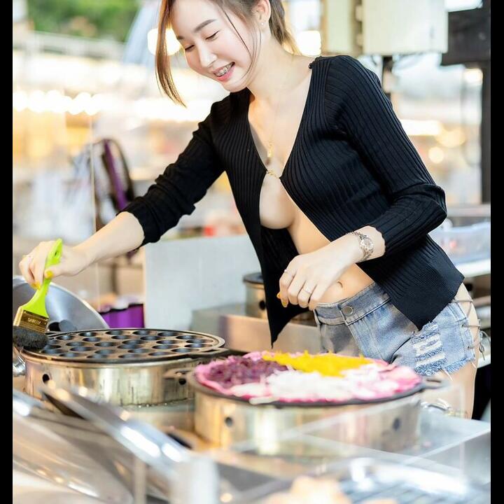 Penjual Crepes Cantik Tak Pakai Bra, Polisi Ingatkan Agar Berpakaian Sopan