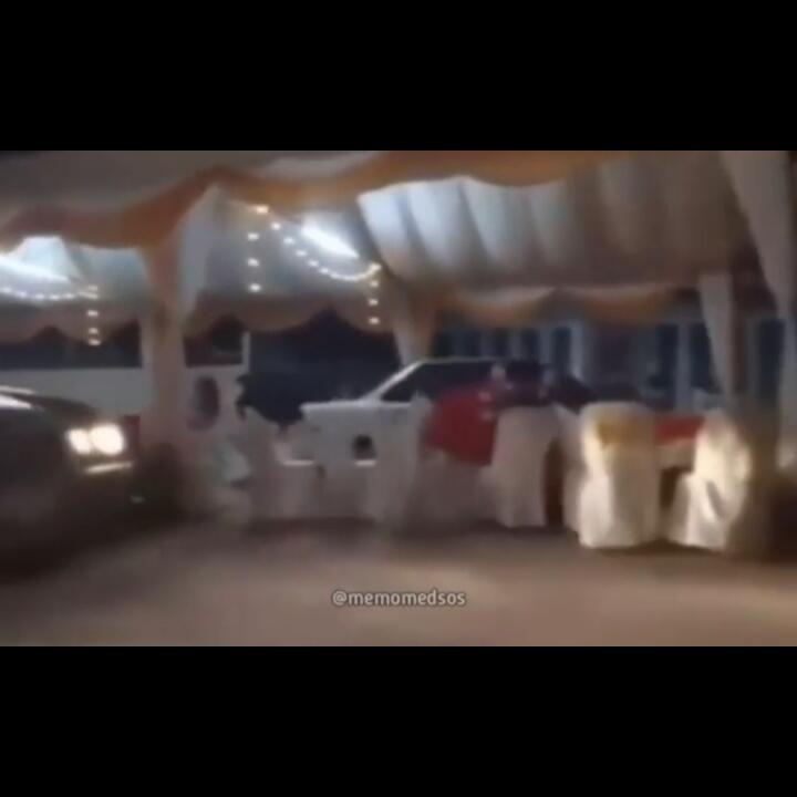 Hajatan Menutupi Jalan, Mobil Ini Nekat TEROBOS TENDA Sampai Kursinya Berantakan!