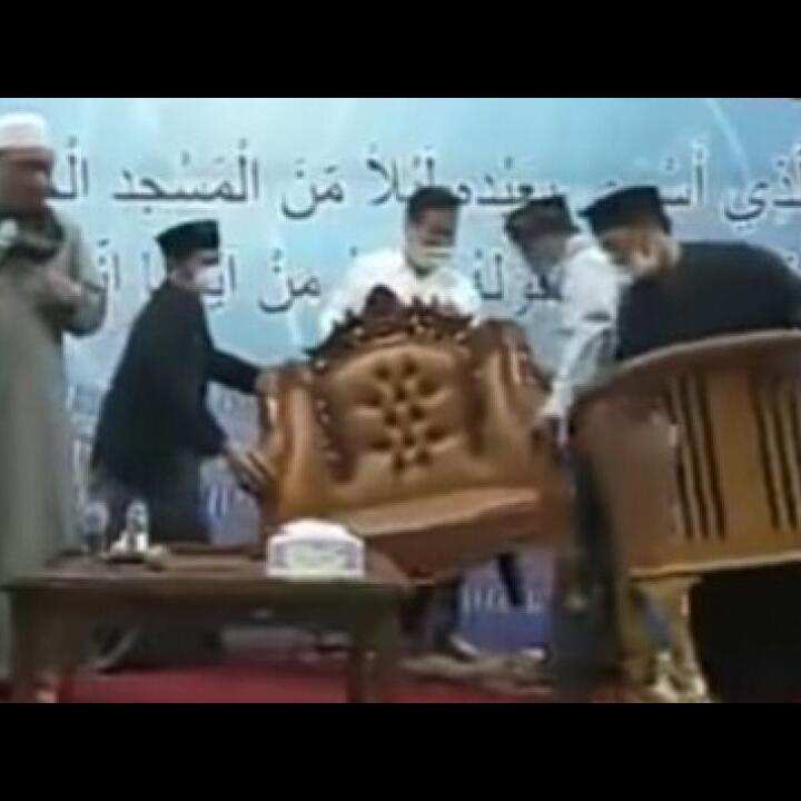 Berita Paling Absurd dalam Sejarah Bangsa Indonesia, No 3 Kursi Punya Agama!