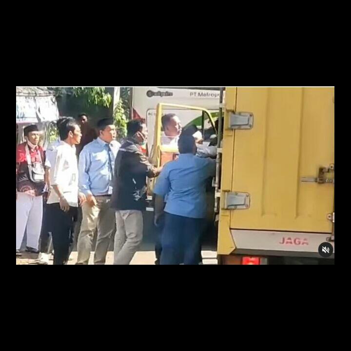 Mobil Box Nyalip Dengan Ugal-ugalan, Sopirnya Diamuk Oleh Rombongan Calon JAMAAH HAJI