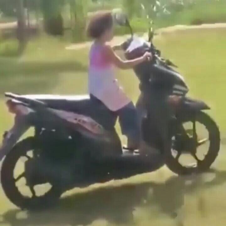 Diawasi Oleh Orangtuanya, Bocil Ini Belajar Naik MOTOR MATIC Sendiri Di lapangan