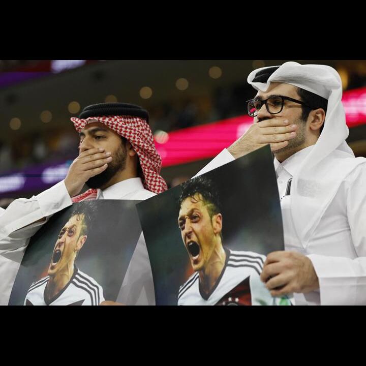 Bentangkan Poster Mesut Ozil, Aksi Saling Sindir Di Piala Dunia Qatar