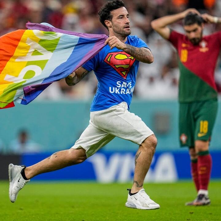 Kaum Pelangi Nekat Masuk Lapangan Di Piala Dunia 2022! Bikin Bang Dodo Ga Semangat