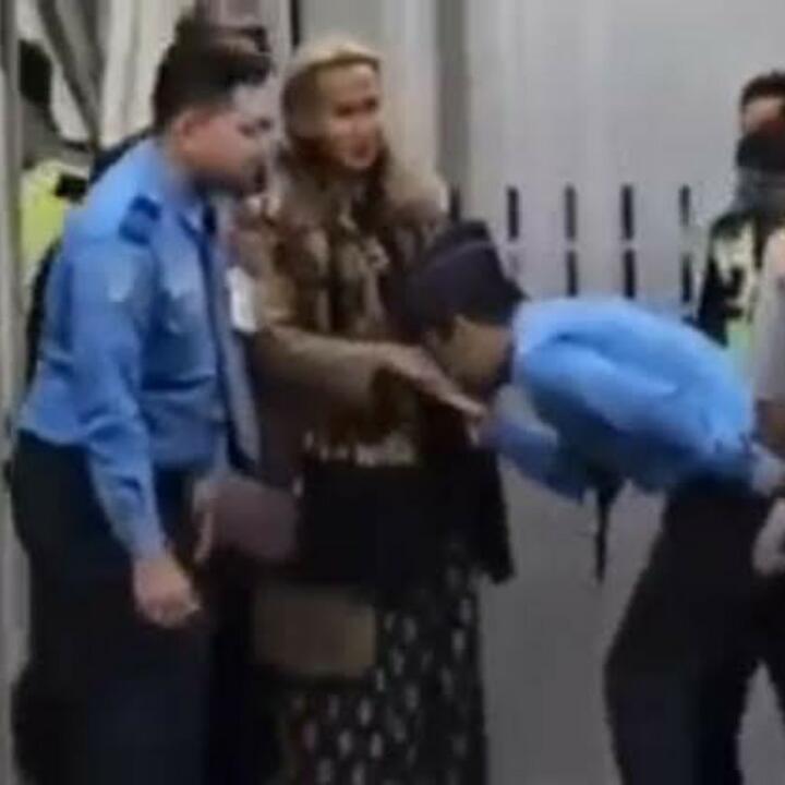 Gara-gara Kawal dan Cium Tangan Bahar bin Smith, 3 Petugas Bandara Dipecat!