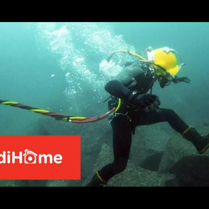 Petugas Indohome Bertaruh Nyawa Dilautan Demi Memperbaiki Jaringan yang Down