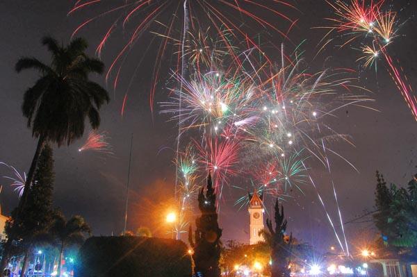 PICS Landmark suatu kota di Indonesia pada malam hari