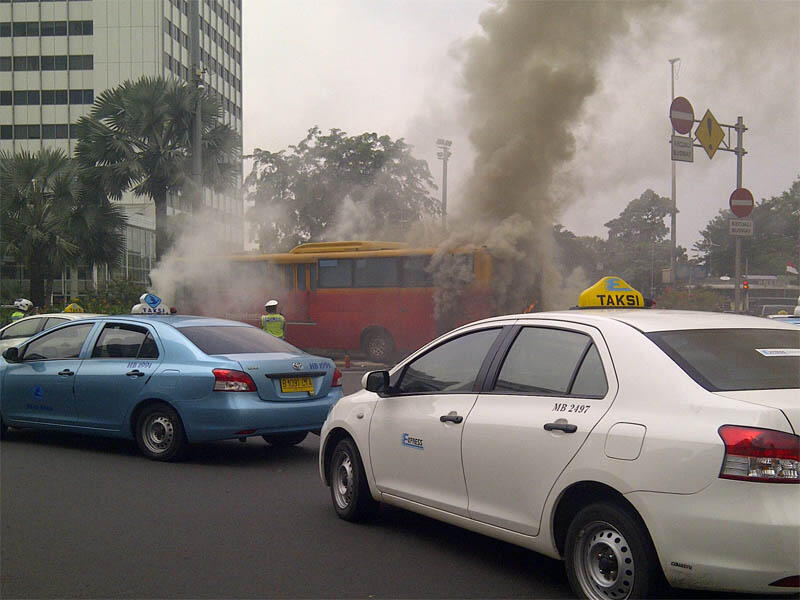 &#91;HOT&#93; Bus Trans Jakarta (BUSWAY) jadi Ghost Rider di Bundaran HI Jakarta