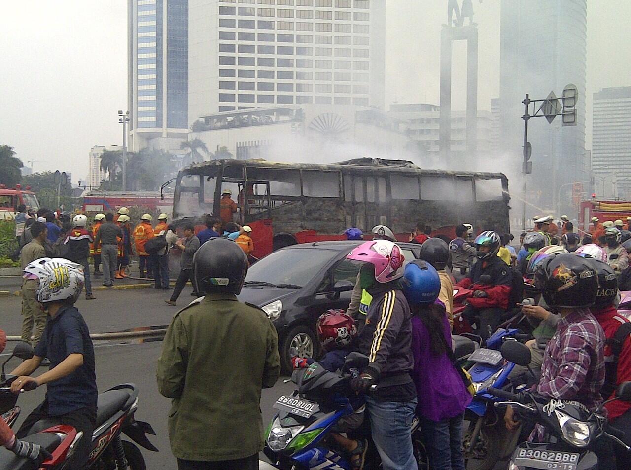 &#91;HOT&#93; Bus Trans Jakarta (BUSWAY) jadi Ghost Rider di Bundaran HI Jakarta