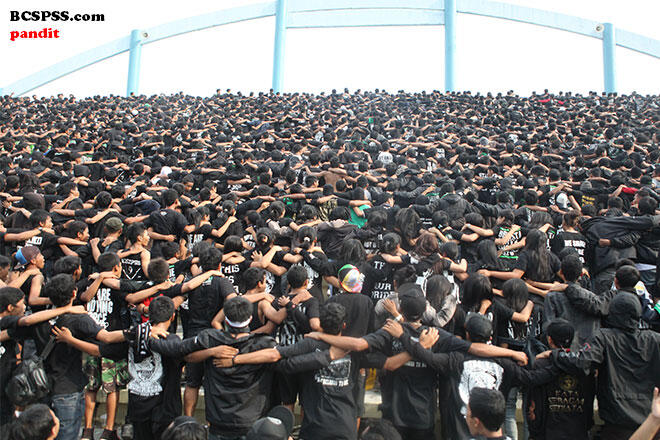 (PIC+) INILAH ULTRAS BRIGATACURVASUD SUPPORTER KEBANGAAN INDONESIA !!