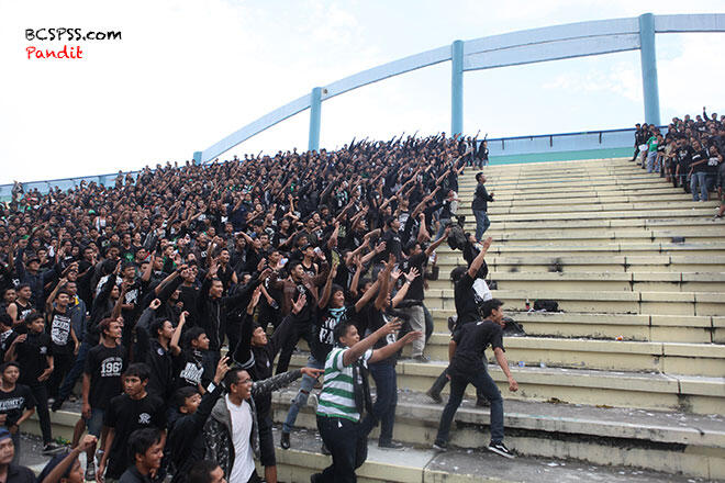 (PIC+) INILAH ULTRAS BRIGATACURVASUD SUPPORTER KEBANGAAN INDONESIA !!