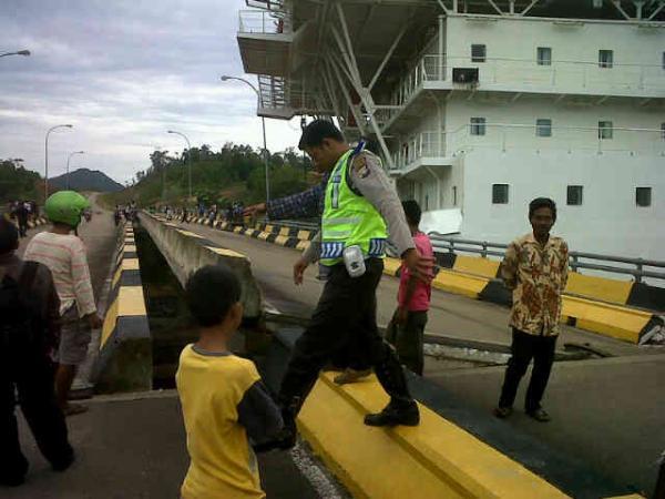 Kapal Asing APC Aussie1 Nabrak Jembatan 6, Batam