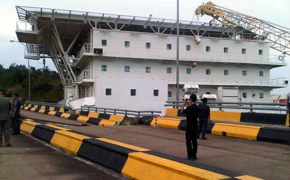Kapal Asing APC Aussie1 Nabrak Jembatan 6, Batam