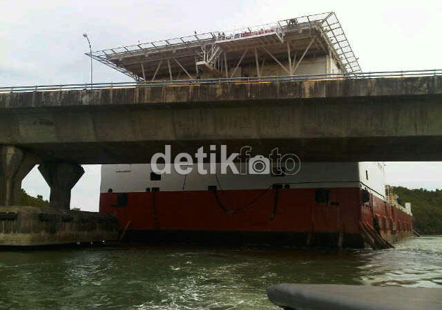 Kapal Asing APC Aussie1 Nabrak Jembatan 6, Batam