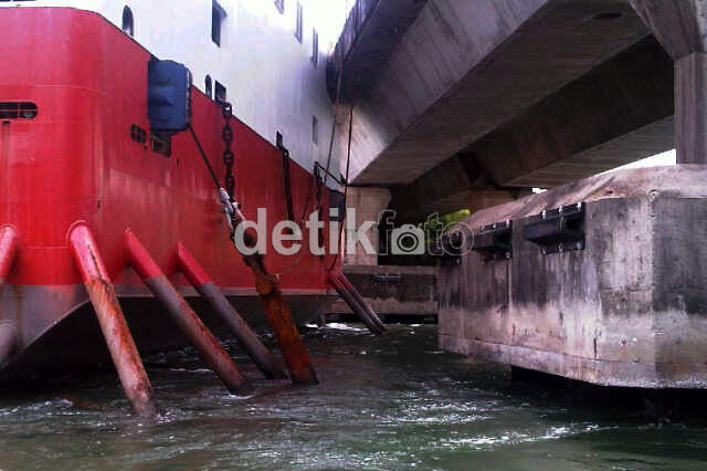 Kapal Asing APC Aussie1 Nabrak Jembatan 6, Batam