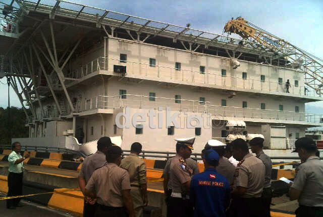 Kapal Asing APC Aussie1 Nabrak Jembatan 6, Batam
