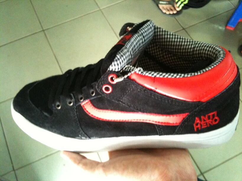 Terjual sepatu MACBETH 100rb nett.. CONVERSE, VANS dan