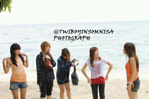 Wow, CHERRYBELLE main basah-basahan di pantai !!