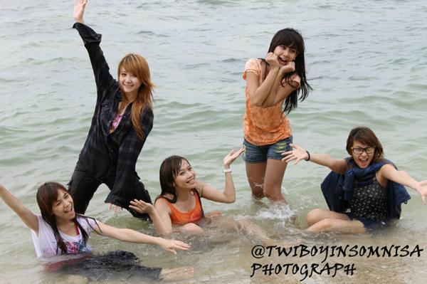 Wow, CHERRYBELLE main basah-basahan di pantai !!