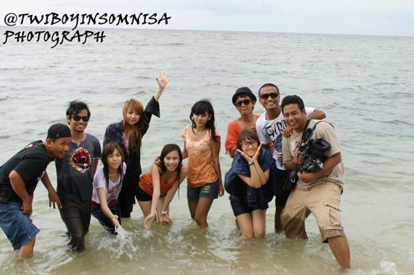 Wow, CHERRYBELLE main basah-basahan di pantai !!