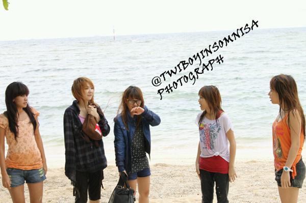 Wow, CHERRYBELLE main basah-basahan di pantai !!