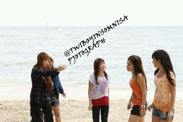 Wow, CHERRYBELLE main basah-basahan di pantai !!