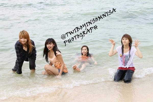 Wow, CHERRYBELLE main basah-basahan di pantai !!