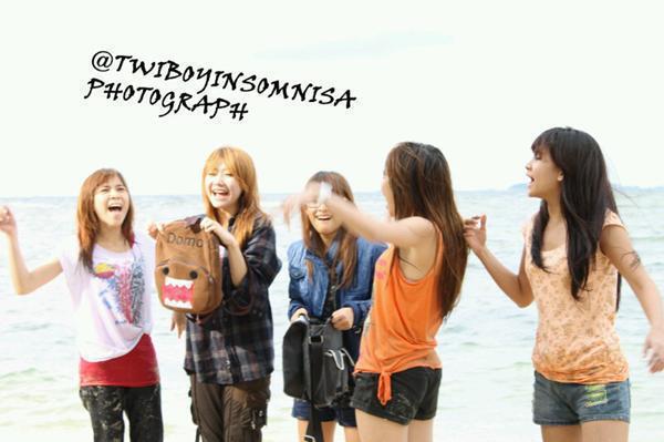 Wow, CHERRYBELLE main basah-basahan di pantai !!