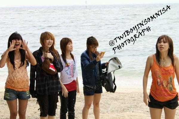 Wow, CHERRYBELLE main basah-basahan di pantai !!