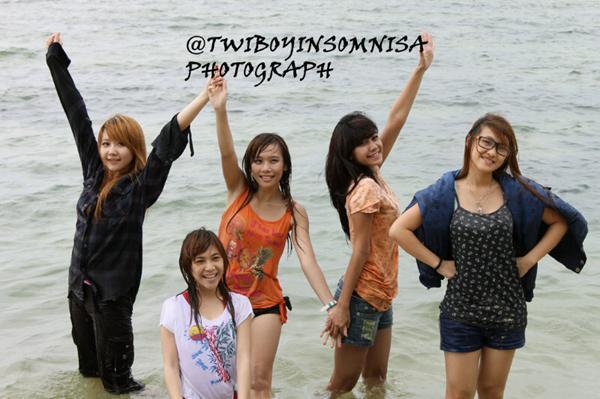 Wow, CHERRYBELLE main basah-basahan di pantai !!