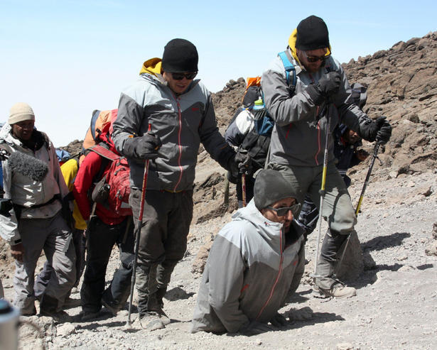 Salut gan! Pria Tanpa Kaki ini Berhasil Daki Kilimanjaro