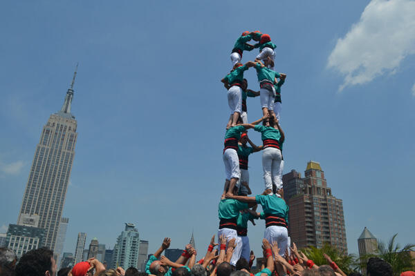 Nih Gan 150 Orang Susun Menara Manusia Tertinggi di Dunia(masukk!!)