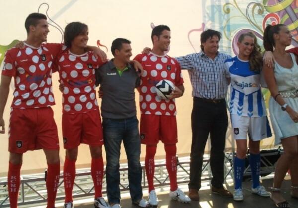 &#91;ngakak&#93; Recreativo Huelva Rilis Jersey terbaru ala polkadot!!